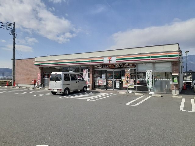 近くのセブンイレブン山梨田富店まで70m（徒歩1分）