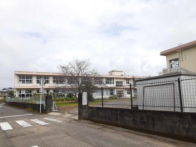 近くの宮崎市立広瀬小学校まで600m(徒歩8分)