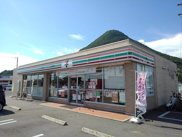 近くのセブンイレブン丸亀飯山川原店まで1,100m（徒歩14分）