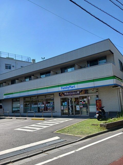 近くのファミリーマートまで220m（徒歩3分）