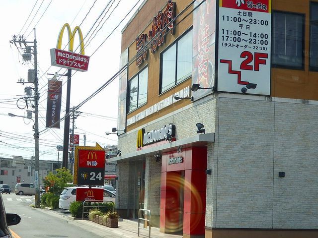 近くの飲食店まで1,600m（徒歩20分）