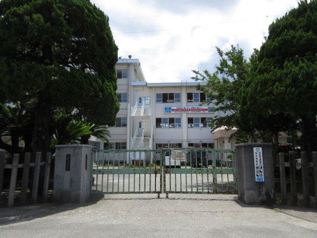 近くの手鎌小学校まで1,020m（徒歩13分）
