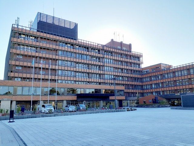 近くの金沢市役所まで6,800m（徒歩85分）