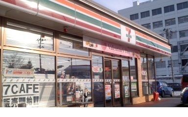 近くのセブンイレブン山下町店まで160m（徒歩2分）