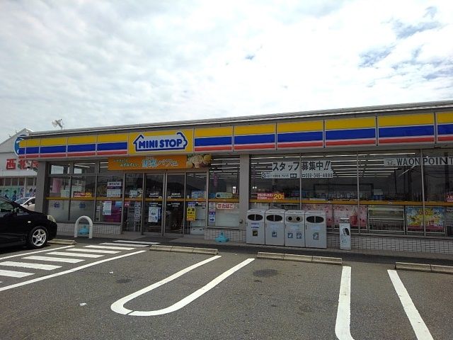近くのミニストップ泊小柳店まで800m(徒歩10分)