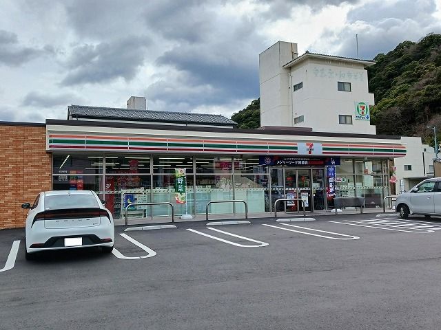 近くのセブンイレブン徳島二軒屋町店まで550m(徒歩7分)