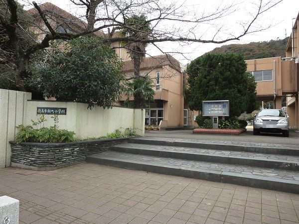 近くの新町小学校まで500m(徒歩7分)