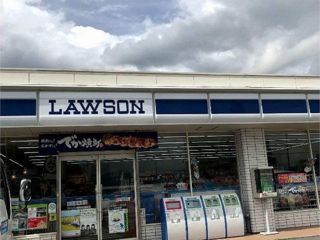 近くのローソン軽井沢借宿店まで700m（徒歩9分）
