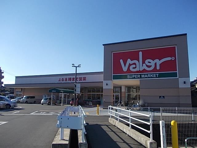 近くのバロー加納店まで800m（徒歩10分）