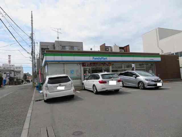 近くのファミリーマートまで260m（徒歩4分）