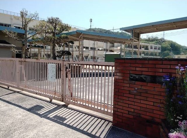 近くの畑賀小学校まで4,000m(徒歩50分)
