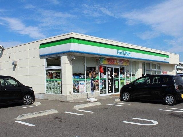 近くのファミリーマート 伊万里立花店まで500m（徒歩7分）