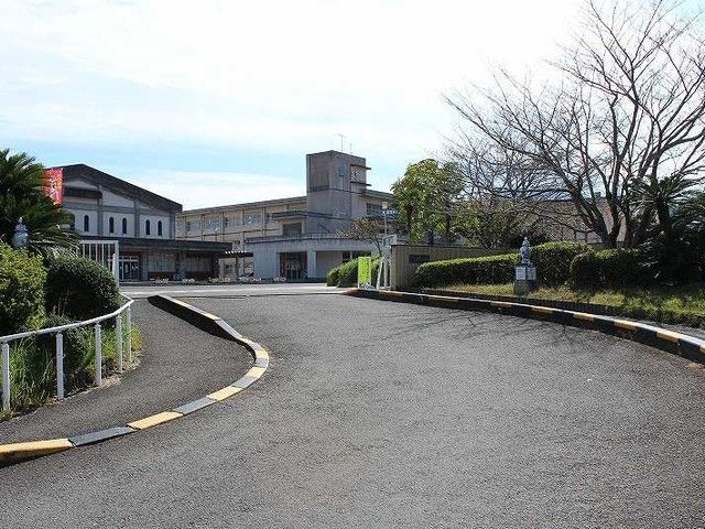 近くの伊万里市立立花小学校まで750m（徒歩10分）