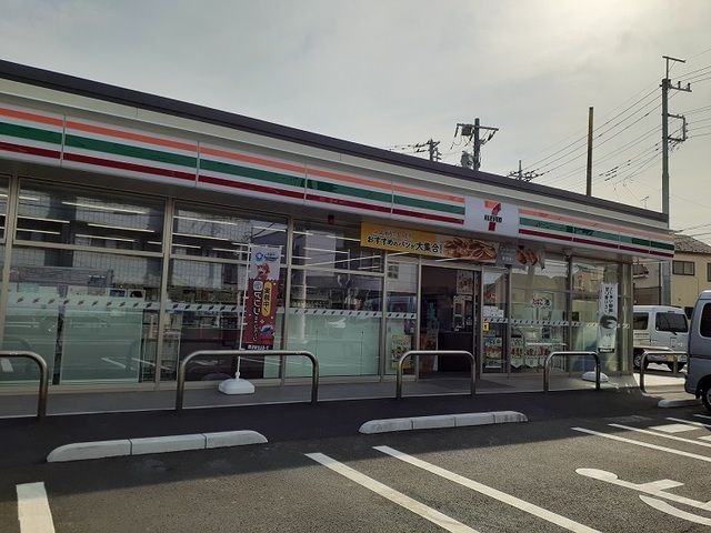 近くのセブンイレブン草加八幡町店まで180m（徒歩3分）