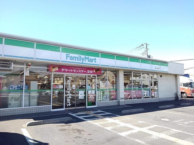 近くのファミリーマート草加八幡店まで450m（徒歩6分）