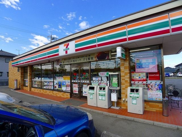 近くのコンビニまで740m（徒歩10分）