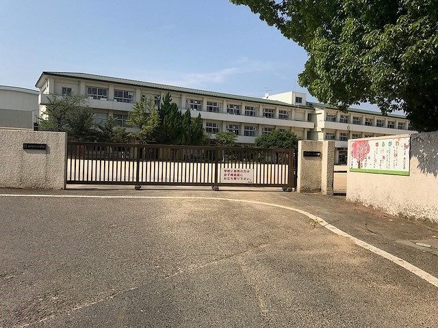近くの由布川小学校まで800m(徒歩10分)