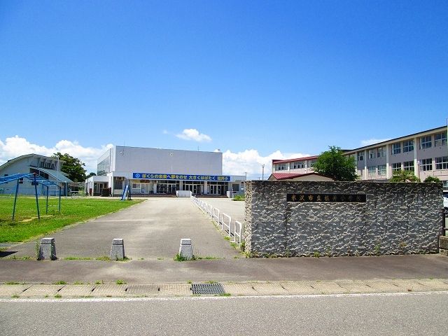 近くの塩井小学校まで550m（徒歩7分）