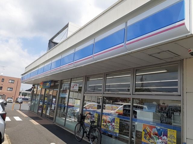 近くのローソン 成田郷部店まで500m(徒歩7分)