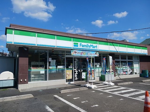 近くのファミリーマートまで400m（徒歩5分）