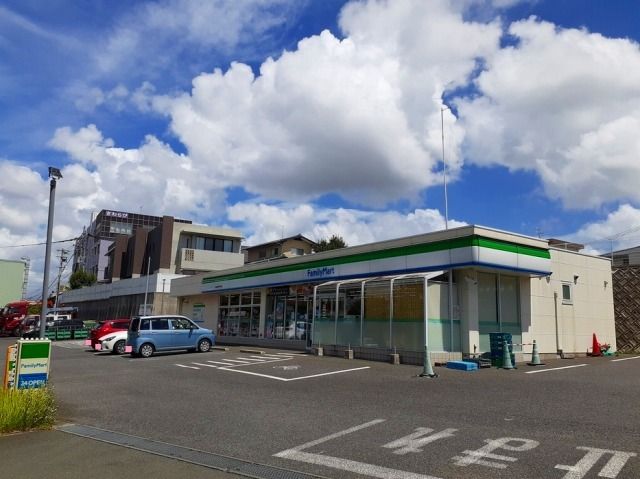近くのファミリーマート龍田町弓削店まで1,300m（徒歩17分）