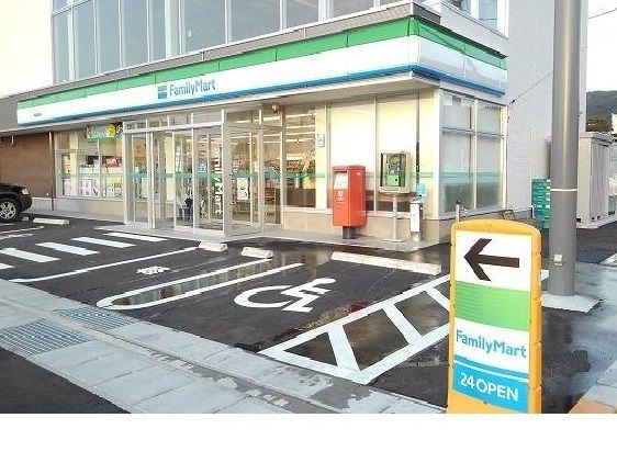 近くのファミリーマート福島黒岩店まで150m（徒歩2分）