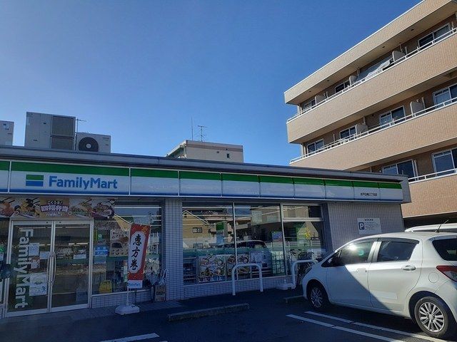 近くのファミリーマート　白梅三丁目店まで330m（徒歩5分）