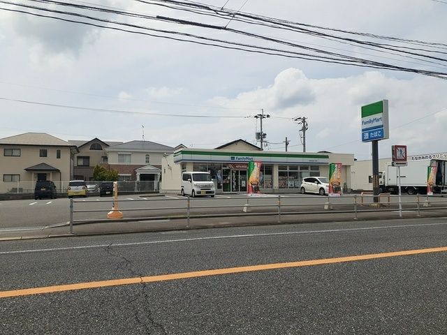近くのファミリーマート宮小路三丁目店まで418m（徒歩6分）