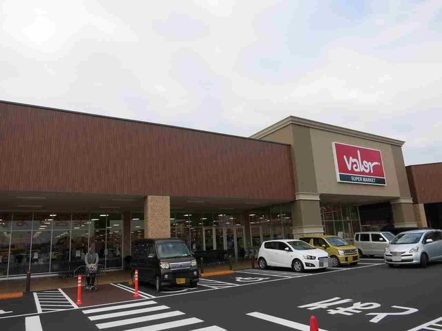 近くのバロー岡崎店まで1,400m（徒歩18分）