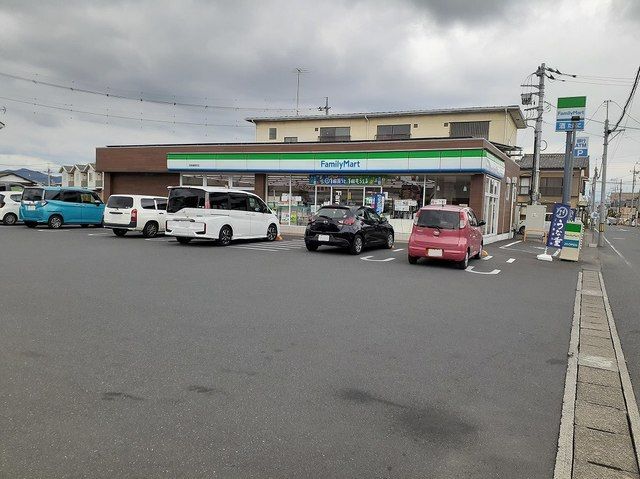 近くのファミリーマート植野町店まで650m（徒歩9分）