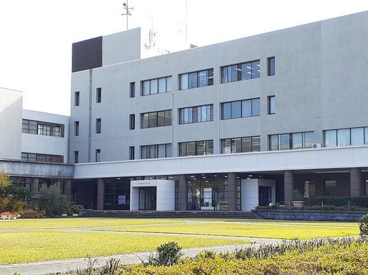 近くの日置市役所まで550m（徒歩7分）