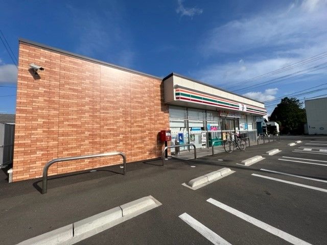 近くのコンビニまで300m（徒歩4分）