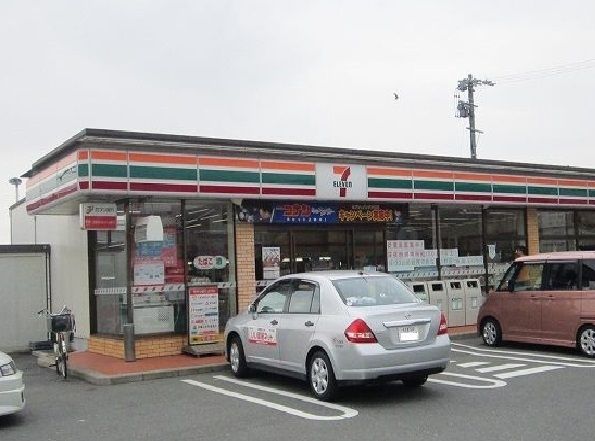 近くのセブンイレブンまで300m(徒歩4分)