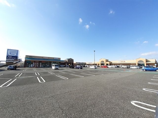 近くのフジグラン野市まで950m（徒歩12分）