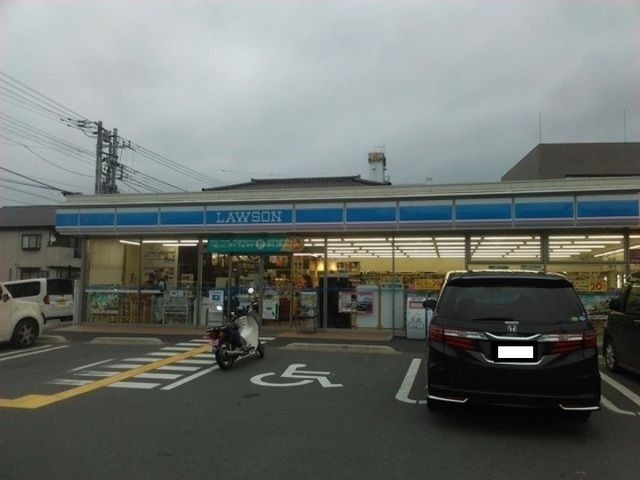 近くのローソン小川大塚店まで800m（徒歩10分）