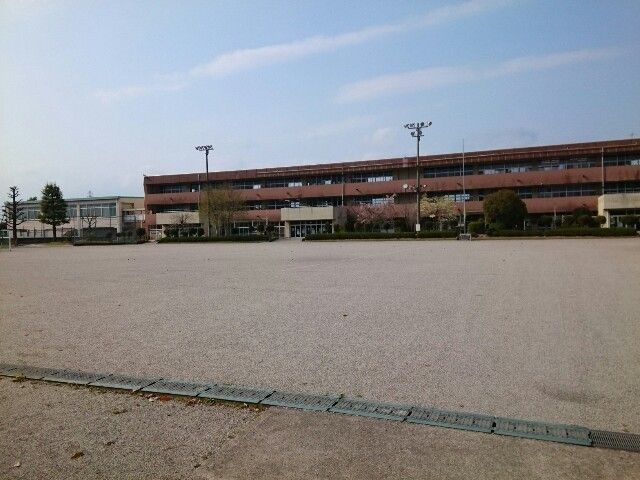 近くの小学校まで600m（徒歩8分）