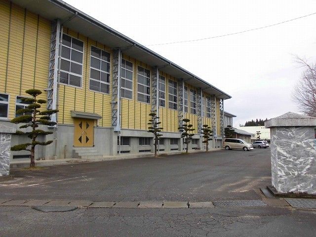 近くの中学校まで1,200m（徒歩15分）