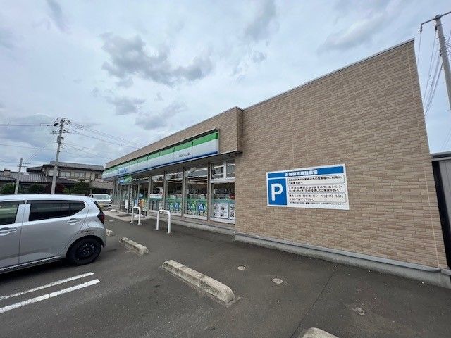 近くのファミリーマート岩沼たけくま店まで350m(徒歩5分)