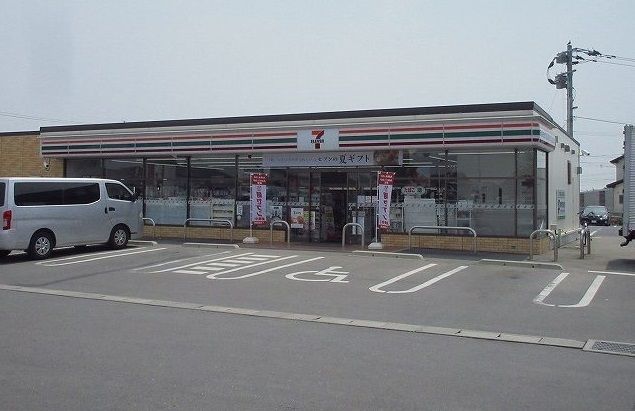 近くのセブンイレブン白石廿治店まで1,300m（徒歩17分）