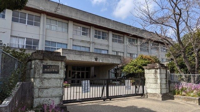 近くの君津市立周西小学校まで700m(徒歩9分)
