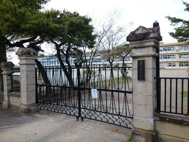 近くの高崎市立吉井小学校まで350m(徒歩5分)