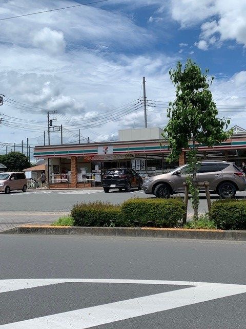 近くのコンビニまで600m（徒歩8分）