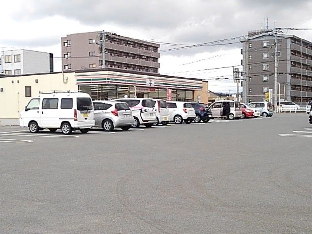 近くのセブンイレブン八女本村店まで400m(徒歩5分)