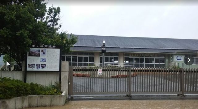 近くの厚木市立上依知小学校まで650m（徒歩9分）