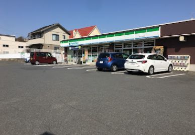 近くのファミリーマート上依知店まで750m（徒歩10分）