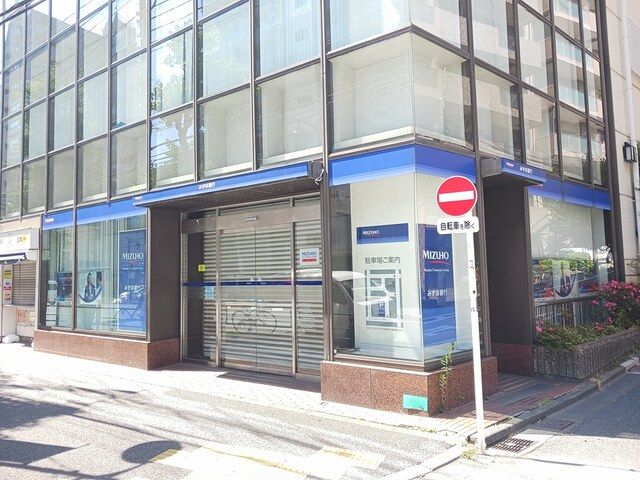 近くの銀行まで209m（徒歩3分）