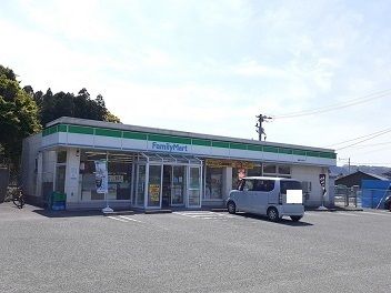 近くのファミリーマート　天辰店まで950m（徒歩12分）