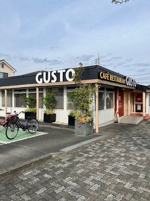 近くのガストあきる野山田店まで350m（徒歩5分）