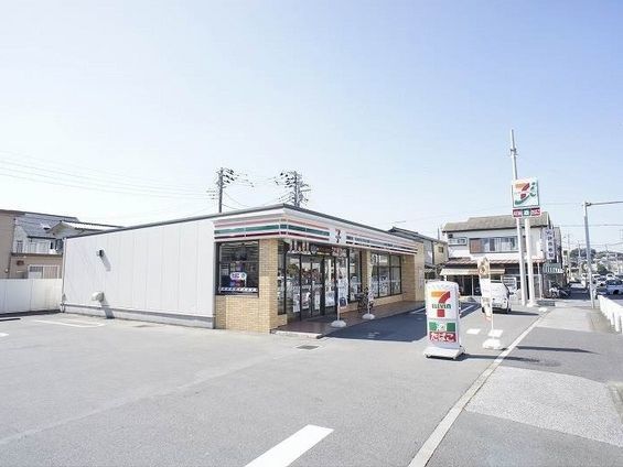 近くのコンビニまで600m（徒歩8分）