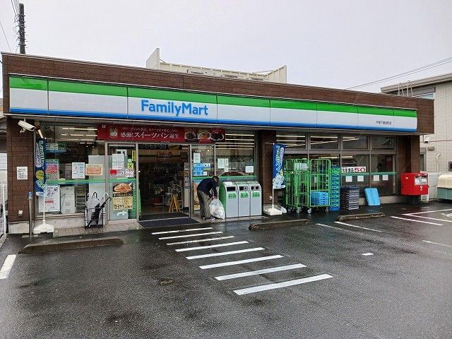 近くのファミリーマート戸塚下倉田町店まで400m（徒歩5分）